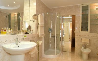 Choose custom shower screens Melbourne for tailored designs and easy maintenance solutions
